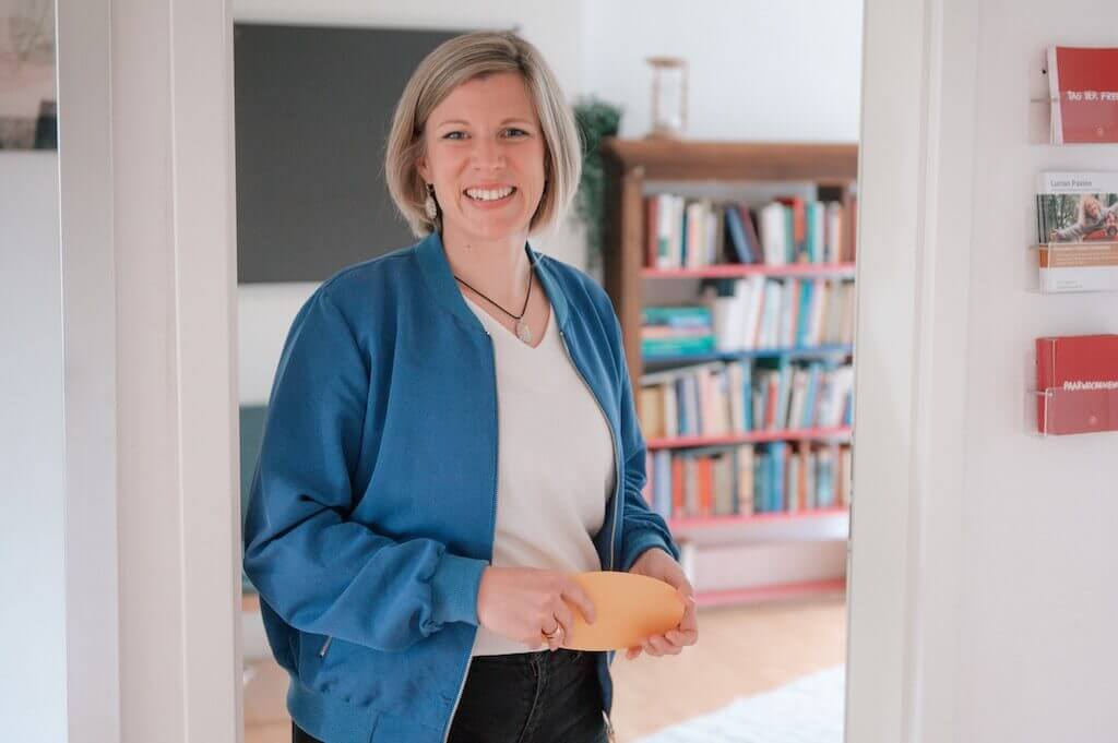 Mareike Pardow steht in der Tür der Coaching-Räume und lächelt freundlich